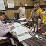 शासन की मंशा तार-तार करने वाले अधिकारियों पर गिरेगी गाज: कलेक्ट्रेट जनसुनवाई में बोले जालौन डीएम राजेश कुमार पाण्डेय कलेक्ट्रेट जालौन के जनसुनवाई कक्ष में बैठे जिलाधिकारी राजेश कुमार पाण्डेय, जो अत्यंत गंभीरता से एक बुजुर्ग फरियादी की शिकायत सुन रहे हैं और पास ही में अन्य प्रशासनिक अधिकारी व शिकायतकर्ता उपस्थित हैं।