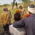 ससुराल आए युवक की संदिग्ध परिस्थितियों में मौत: जालौन के कालपी में पेड़ से लटकता मिला 25 वर्षीय युवक का शव, परिजनों में कोहराम जालौन के कालपी कोतवाली क्षेत्र के रायड़ दिवारा गांव के बाहर एक पेड़ के पास खड़ी पुलिस और ग्रामीणों की भीड़, जहाँ 25 वर्षीय धर्मेंद्र का शव फंदे से लटकता हुआ मिला।