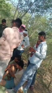 जालौन के कुंठौंद थाना क्षेत्र के बिजवाहा जंगल में पेड़ों के बीच बैठकर ताश के पत्तों पर लाखों रुपये का दांव लगाते दर्जनों जुआरियों का सोशल मीडिया पर वायरल वीडियो स्क्रीनशॉट।