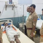 जालौन में बड़ा रेल हादसा: चलती ट्रेन के दरवाजे पर बैठे युवक का बिगड़ा संतुलन, ट्रैक किनारे गिरने से हालत गंभीर जालौन के सोमई रेलवे क्रॉसिंग के पास चलती ट्रेन से गिरे घायल युवक को एम्बुलेंस द्वारा कोंच सीएचसी अस्पताल ले जाते पुलिसकर्मी और स्थानीय लोग।