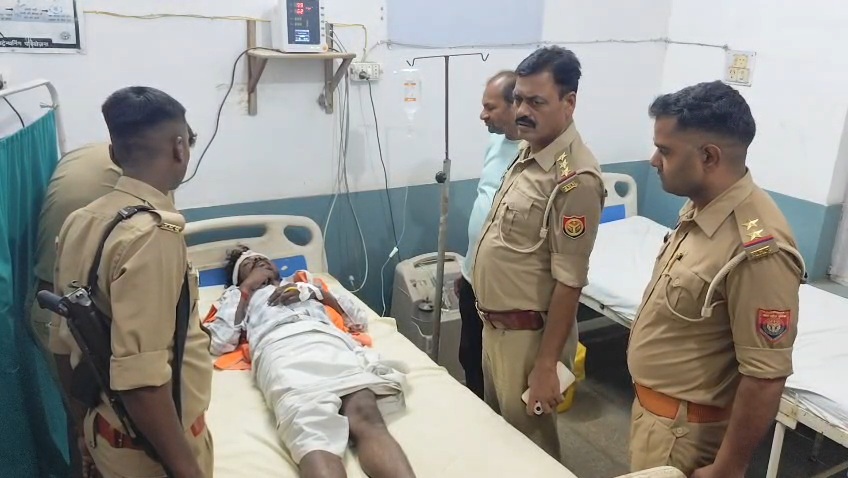 जालौन में बड़ा रेल हादसा: चलती ट्रेन के दरवाजे पर बैठे युवक का बिगड़ा संतुलन, ट्रैक किनारे गिरने से हालत गंभीर news image जालौन के सोमई रेलवे क्रॉसिंग के पास चलती ट्रेन से गिरे घायल युवक को एम्बुलेंस द्वारा कोंच सीएचसी अस्पताल ले जाते पुलिसकर्मी और स्थानीय लोग।