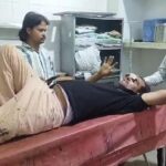 जालौन के कालपी में टरननगंज बाजार के भीतर दो पक्षों में लाठी-डंडों से हो रही मारपीट और घायल सब्जी विक्रेता का दृश्य।