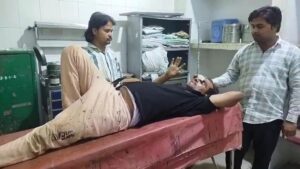 जालौन के कालपी में टरननगंज बाजार के भीतर दो पक्षों में लाठी-डंडों से हो रही मारपीट और घायल सब्जी विक्रेता का दृश्य।