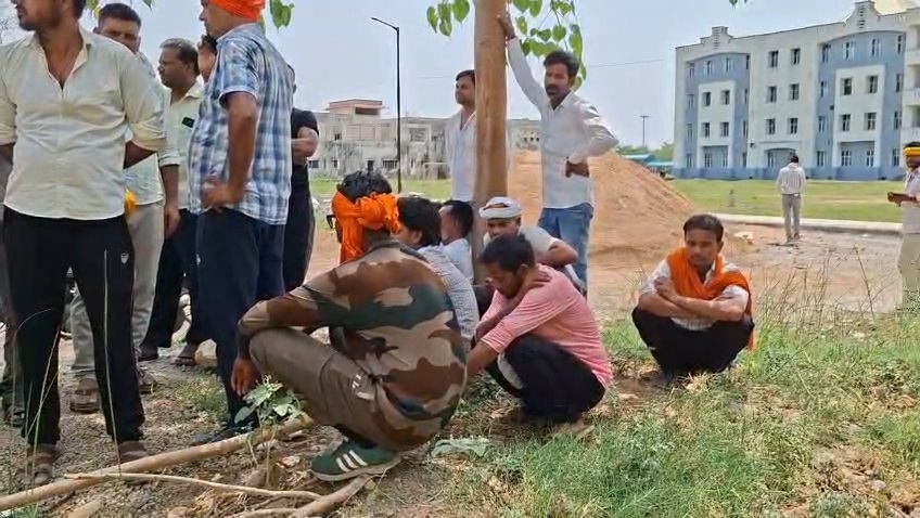 जालौन के सिरसाकलार में सड़क हादसे के बाद घटनास्थल पर जुटी पुलिस और ग्रामीणों की भीड़, पास में क्षतिग्रस्त बाइक और बिखरे हुए शादी के कार्ड।