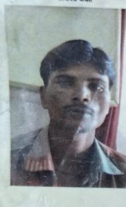 जालौन के उरई कोतवाली क्षेत्र के कैथेरी गांव में हादसे के बाद विलाप करते परिजन और पुलिसिया कार्रवाई के बीच जुटे ग्रामीण।