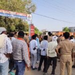 जालौन में ममता शर्मसार: गौरक्षा दल की आड़ में चल रहे अवैध अस्पताल में झोलाछाप ने ली जच्चा-बच्चा की जान, परिजनों का थाने पर भारी हंगामा जालौन के कुठौंद में अवैध अस्पताल के बाहर प्रदर्शन करते आक्रोशित परिजन और सुरक्षा में तैनात पुलिस बल की फाइल फोटो।