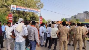 जालौन के कुठौंद में अवैध अस्पताल के बाहर प्रदर्शन करते आक्रोशित परिजन और सुरक्षा में तैनात पुलिस बल की फाइल फोटो।
