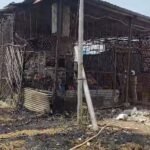 जालौन सब्जी मंडी के गोदाम में भड़की भीषण आग; हजारों का सामान जलकर खाक, दमकल विभाग ने बमुश्किल पाया काबू जालौन की सब्जी मंडी परिसर में स्थित एक गोदाम में लगी भीषण आग की लपटें और धुएं का गुबार, जिसे बुझाने का प्रयास करते दमकलकर्मी और आस-पास खड़े स्थानीय लोग।