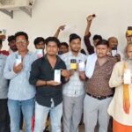 जालौन पुलिस की बड़ी कामयाबी: साइबर सेल ने बरामद किए 35.70 लाख रुपये के 210 गुमशुदा मोबाइल, स्वामियों के खिले चेहरे जालौन के पुलिस अधीक्षक विनय कुमार सिंह बरामद किए गए 210 मोबाइल फोन के साथ पुलिस टीम और उनके वास्तविक स्वामियों को मोबाइल सौंपते हुए।