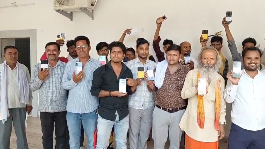 जालौन पुलिस की बड़ी कामयाबी: साइबर सेल ने बरामद किए 35.70 लाख रुपये के 210 गुमशुदा मोबाइल, स्वामियों के खिले चेहरे news image जालौन के पुलिस अधीक्षक विनय कुमार सिंह बरामद किए गए 210 मोबाइल फोन के साथ पुलिस टीम और उनके वास्तविक स्वामियों को मोबाइल सौंपते हुए।