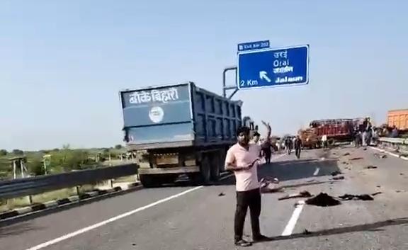 बुंदेलखंड एक्सप्रेसवे पर भीषण हादसा: मौरम से भरे डंपर से टकराकर पलटी मजदूरों से भरी डीसीएम, एक दर्जन से अधिक घायल, 3 की हालत नाजुक news image बुंदेलखंड एक्सप्रेसवे पर भीषण हादसा: मौरम से भरे डंपर से टकराकर पलटी मजदूरों से भरी डीसीएम, एक दर्जन से अधिक घायल, 3 की हालत नाजुक news image