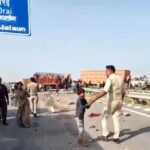 बुंदेलखंड एक्सप्रेसवे पर भीषण हादसा: मौरम से भरे डंपर से टकराकर पलटी मजदूरों से भरी डीसीएम, एक दर्जन से अधिक घायल, 3 की हालत नाजुक बुंदेलखंड एक्सप्रेसवे पर दुर्घटनाग्रस्त डीसीएम और मौके पर राहत कार्य में जुटी जालौन पुलिस और स्थानीय लोग।