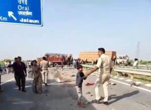 बुंदेलखंड एक्सप्रेसवे पर दुर्घटनाग्रस्त डीसीएम और मौके पर राहत कार्य में जुटी जालौन पुलिस और स्थानीय लोग।