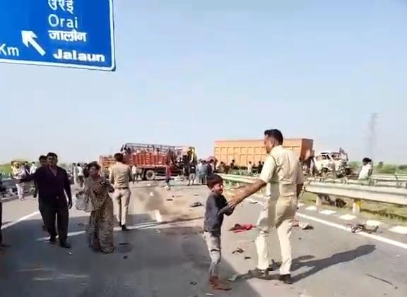 बुंदेलखंड एक्सप्रेसवे पर भीषण हादसा: मौरम से भरे डंपर से टकराकर पलटी मजदूरों से भरी डीसीएम, एक दर्जन से अधिक घायल, 3 की हालत नाजुक news image बुंदेलखंड एक्सप्रेसवे पर दुर्घटनाग्रस्त डीसीएम और मौके पर राहत कार्य में जुटी जालौन पुलिस और स्थानीय लोग।