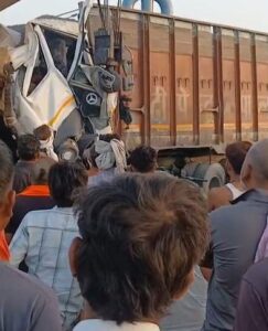 बुंदेलखंड एक्सप्रेसवे पर खड़े ट्रक से टकराने के बाद क्षतिग्रस्त डंपर का अगला हिस्सा, मौके पर तैनात जालौन पुलिस और बचाव कार्य देखते राहगीर।