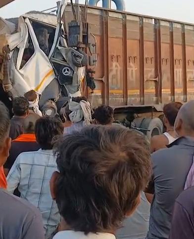बुंदेलखंड एक्सप्रेसवे पर भीषण सड़क हादसा: खड़े ट्रक में पीछे से घुसा गिट्टी लदा डंपर, झांसी निवासी 20 वर्षीय चालक की मौके पर ही मौत, क्लीनर गंभीर news image बुंदेलखंड एक्सप्रेसवे पर खड़े ट्रक से टकराने के बाद क्षतिग्रस्त डंपर का अगला हिस्सा, मौके पर तैनात जालौन पुलिस और बचाव कार्य देखते राहगीर।