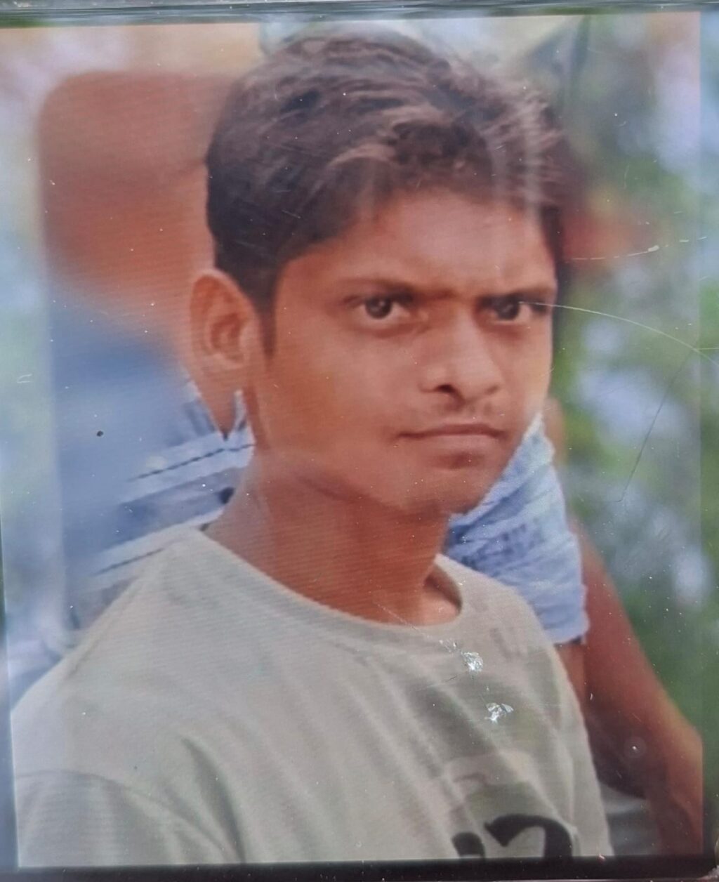 जालौन में रफ्तार का कहर: अज्ञात वाहन ने बाइक सवार को मारी जोरदार टक्कर, मध्य प्रदेश के 22 वर्षीय युवक की दर्दनाक मौत, परिवार में मातम news image जालौन के माधौगढ़ में सड़क हादसे के बाद घटनास्थल पर जांच करती पुलिस और क्षतिग्रस्त बाइक की फाइल फोटो।