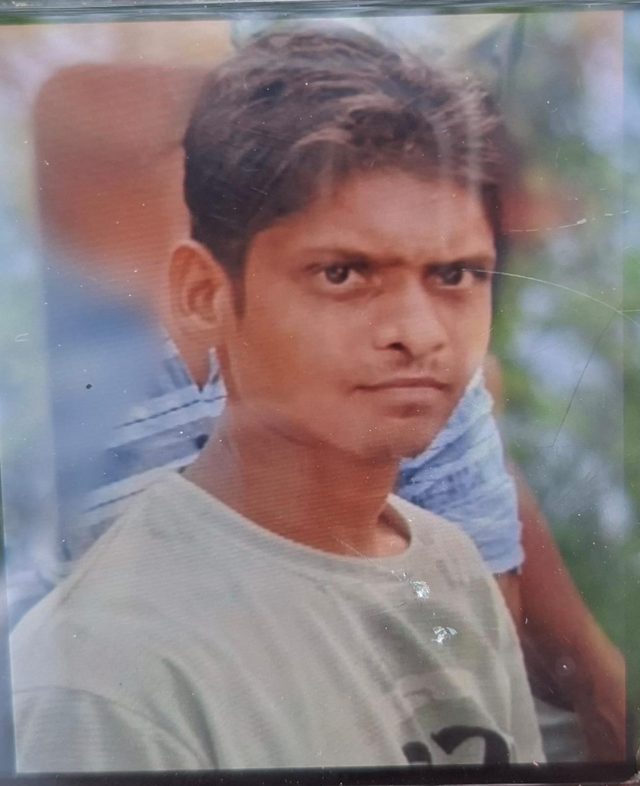 जालौन के माधौगढ़ में सड़क हादसे के बाद घटनास्थल पर जांच करती पुलिस और क्षतिग्रस्त बाइक की फाइल फोटो।