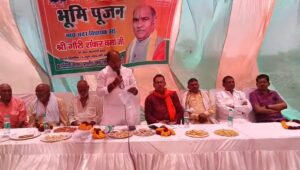 जालौन के ग्राम औंता में उरई सदर विधायक गौरीशंकर वर्मा ग्रामीणों और अधिकारियों की उपस्थिति में बड़ी माता मंदिर तक नवनिर्मित इंटरलॉकिंग सड़क का लोकार्पण और भूमिपूजन करते हुए।