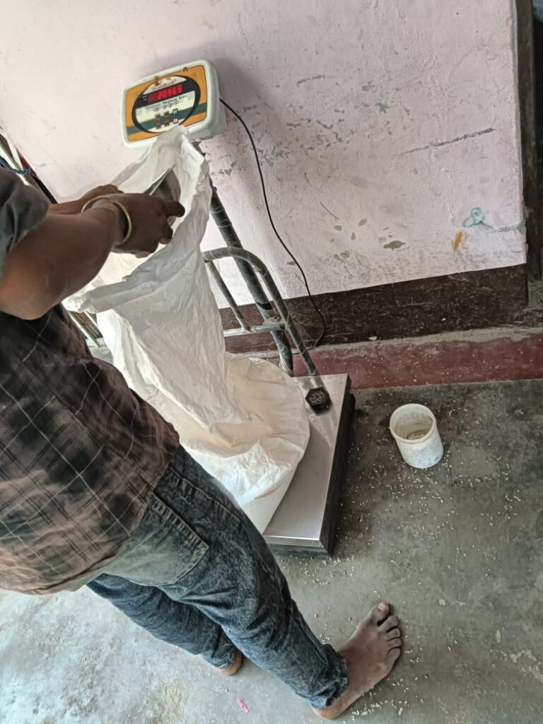 जालौन में राशन वितरण में बड़ी धांधली: कम राशन देने का वीडियो वायरल, ग्राम प्रधान संग 26 कार्डधारकों ने DM से की कोटेदार का लाइसेंस निरस्त करने की मांग news image जालौन में राशन वितरण में बड़ी धांधली: कम राशन देने का वीडियो वायरल, ग्राम प्रधान संग 26 कार्डधारकों ने DM से की कोटेदार का लाइसेंस निरस्त करने की मांग news image