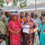 जालौन में राशन वितरण में बड़ी धांधली: कम राशन देने का वीडियो वायरल, ग्राम प्रधान संग 26 कार्डधारकों ने DM से की कोटेदार का लाइसेंस निरस्त करने की मांग जालौन कलेक्ट्रेट परिसर में जिलाधिकारी कार्यालय के बाहर शिकायत पत्र हाथों में लिए ग्राम प्रधान जानकी देवी और राशन कार्ड धारक महिलाएं व ग्रामीण।