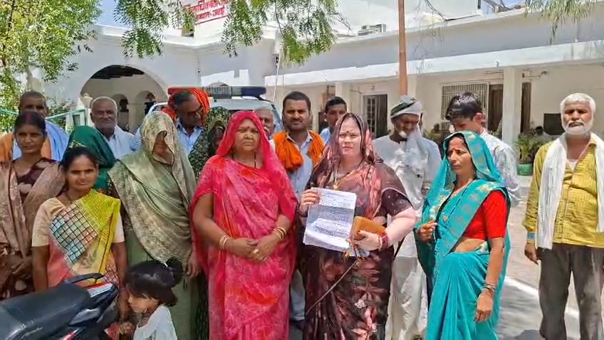 जालौन में राशन वितरण में बड़ी धांधली: कम राशन देने का वीडियो वायरल, ग्राम प्रधान संग 26 कार्डधारकों ने DM से की कोटेदार का लाइसेंस निरस्त करने की मांग news image जालौन कलेक्ट्रेट परिसर में जिलाधिकारी कार्यालय के बाहर शिकायत पत्र हाथों में लिए ग्राम प्रधान जानकी देवी और राशन कार्ड धारक महिलाएं व ग्रामीण।
