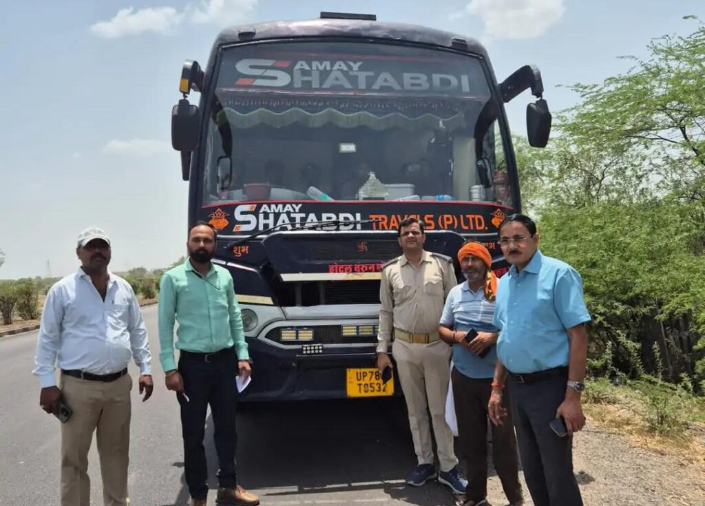 जालौन में परिवहन विभाग का बड़ा एक्शन: नियमों की धज्जियां उड़ाने वाली 15 बसों पर गिरी गाज, चालान और सीज की कार्रवाई से मचा हड़कंप news image IMG-20260616-WA0001