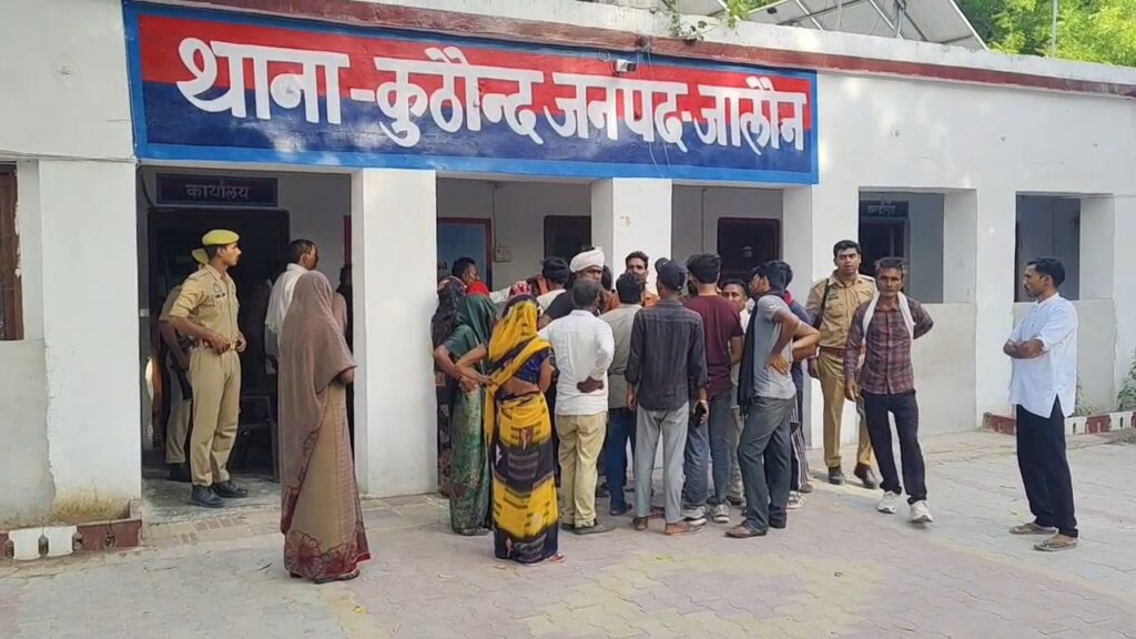 जालौन: प्रसव के दौरान जच्चा-बच्चा की मौत से हड़कंप; दो डॉक्टरों व नर्सों पर FIR, बांके बिहारी हॉस्पिटल सील news image जालौन के कुठौंद में स्वास्थ्य विभाग की टीम द्वारा बांके बिहारी हॉस्पिटल को सील किए जाने के बाद बंद गेट पर लगा सरकारी ताला और बाहर तैनात पुलिस बल की फाइल फोटो।