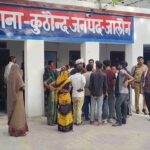 जालौन: प्रसव के दौरान जच्चा-बच्चा की मौत से हड़कंप; दो डॉक्टरों व नर्सों पर FIR, बांके बिहारी हॉस्पिटल सील जालौन के कुठौंद में स्वास्थ्य विभाग की टीम द्वारा बांके बिहारी हॉस्पिटल को सील किए जाने के बाद बंद गेट पर लगा सरकारी ताला और बाहर तैनात पुलिस बल की फाइल फोटो।