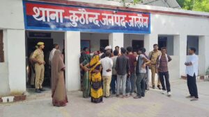 जालौन के कुठौंद में स्वास्थ्य विभाग की टीम द्वारा बांके बिहारी हॉस्पिटल को सील किए जाने के बाद बंद गेट पर लगा सरकारी ताला और बाहर तैनात पुलिस बल की फाइल फोटो।