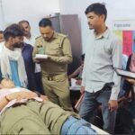 जालौन के कोंच में सड़क हादसे के बाद मौके पर जमा भीड़ और क्षतिग्रस्त स्कूटी, जहां एक तेज रफ्तार ट्रैक्टर ने कोचिंग से लौट रही छात्राओं को टक्कर मार दी।
