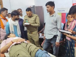 जालौन के कोंच में सड़क हादसे के बाद मौके पर जमा भीड़ और क्षतिग्रस्त स्कूटी, जहां एक तेज रफ्तार ट्रैक्टर ने कोचिंग से लौट रही छात्राओं को टक्कर मार दी।