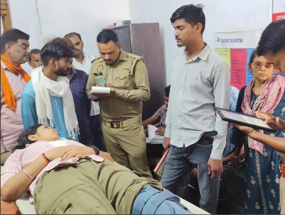 जालौन के कोंच में भीषण सड़क हादसा: तेज रफ्तार ट्रैक्टर ने स्कूटी सवार छात्राओं को रौंदा, एक गंभीर रूप से घायल, उरई रेफर news image जालौन के कोंच में सड़क हादसे के बाद मौके पर जमा भीड़ और क्षतिग्रस्त स्कूटी, जहां एक तेज रफ्तार ट्रैक्टर ने कोचिंग से लौट रही छात्राओं को टक्कर मार दी।