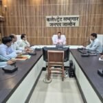 जालौन: पीएम सूर्यघर मुफ्त बिजली योजना पर डीएम सख्त, बैंकों को एक सप्ताह में 797 लंबित ऋण आवेदनों के निस्तारण का अल्टीमेटम जालौन कलेक्ट्रेट सभागार में प्रधानमंत्री सूर्यघर मुफ्त बिजली योजना की समीक्षा बैठक की अध्यक्षता करते जिलाधिकारी राजेश कुमार पाण्डेय और उपस्थित बैंक अधिकारी व प्रशासनिक अमला।