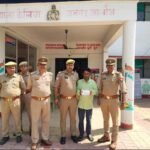 जालौन पुलिस की बड़ी कामयाबी: कैलिया थाना पुलिस ने चोरी की घटना का किया शत-प्रतिशत खुलासा, आभूषण व नकदी के साथ एक शातिर गिरफ्तार जालौन के कैलिया थाना पुलिस की टीम गिरफ्तार अभियुक्त रामकुमार और बरामद किए गए सोने-चांदी के आभूषणों व नकदी के साथ खड़ी है।