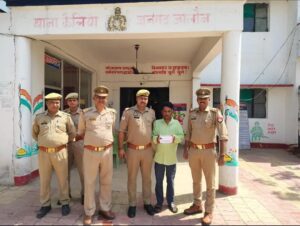 जालौन के कैलिया थाना पुलिस की टीम गिरफ्तार अभियुक्त रामकुमार और बरामद किए गए सोने-चांदी के आभूषणों व नकदी के साथ खड़ी है।