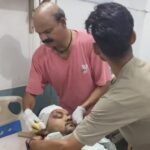 जालौन के कोंच में भीषण सड़क हादसा: कनासी पुलिया के पास बाइक फिसलने से भिंड के दो युवक गंभीर रूप से घायल, मेडिकल कॉलेज उरई रेफर जालौन के कोंच में नदीगांव रोड पर कनासी पुलिया के पास दुर्घटनाग्रस्त बाइक और मौके पर जुटी राहगीरों की भीड़।