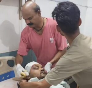 जालौन के कोंच में नदीगांव रोड पर कनासी पुलिया के पास दुर्घटनाग्रस्त बाइक और मौके पर जुटी राहगीरों की भीड़।