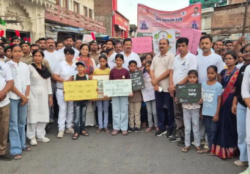 उरई के टाउन हॉल परिसर में 12वें अंतर्राष्ट्रीय योग दिवस की पूर्व संध्या पर आयोजित भव्य जन-जागरूकता रैली को हरी झंडी दिखाकर रवाना करते सदर विधायक गौरी शंकर वर्मा, जिलाधिकारी राजेश कुमार पांडेय और सीडीओ के.के. सिंह। पृष्ठभूमि में हाथों में बैनर और तख्तियां लिए हजारों उत्साही प्रतिभागी।
