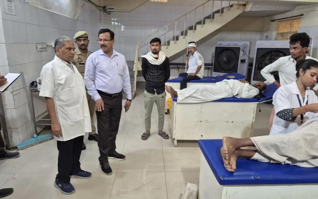जालौन के जिलाधिकारी राजेश कुमार पाण्डेय शनिवार सुबह जिला अस्पताल का औचक निरीक्षण करते हुए, ओपीडी और वार्डों में मरीजों व तीमारदारों से बातचीत कर स्वास्थ्य सेवाओं का फीडबैक लेते हुए।
