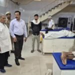 जालौन: जिला अस्पताल में जिलाधिकारी का औचक निरीक्षण; व्यवस्थाओं का लिया जायजा, लापरवाही पर दी सख्त चेतावनी जालौन के जिलाधिकारी राजेश कुमार पाण्डेय शनिवार सुबह जिला अस्पताल का औचक निरीक्षण करते हुए, ओपीडी और वार्डों में मरीजों व तीमारदारों से बातचीत कर स्वास्थ्य सेवाओं का फीडबैक लेते हुए।