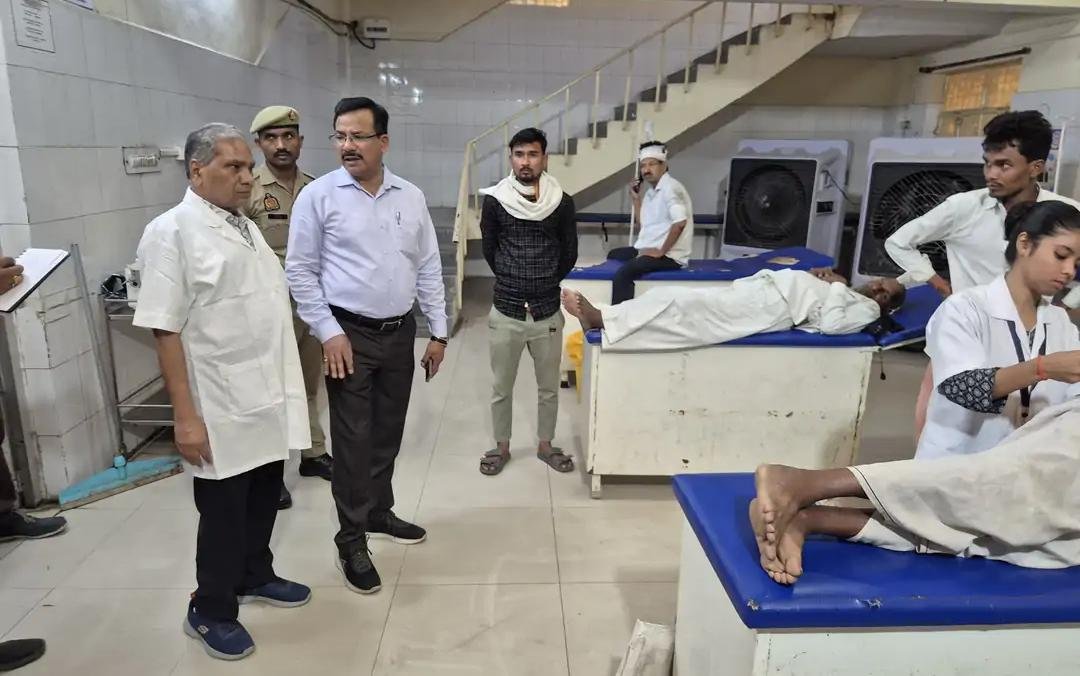 जालौन: जिला अस्पताल में जिलाधिकारी का औचक निरीक्षण; व्यवस्थाओं का लिया जायजा, लापरवाही पर दी सख्त चेतावनी