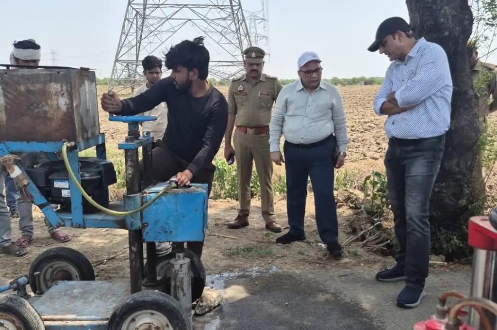 जालौन-भिंड मार्ग का कायाकल्प: प्रमुख सचिव अजय चौहान ने किया औचक निरीक्षण, गुणवत्ता में चूक पर कार्रवाई की दी चेतावनी news image उत्तर प्रदेश के लोक निर्माण विभाग के प्रमुख सचिव अजय चौहान जालौन-भिंड मार्ग (राज्य मार्ग संख्या-70) पर कोर कटिंग मशीन के जरिए निर्माण सामग्री की गुणवत्ता और सड़क की मोटाई का स्थलीय निरीक्षण करते हुए।