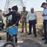 जालौन-भिंड मार्ग का कायाकल्प: प्रमुख सचिव अजय चौहान ने किया औचक निरीक्षण, गुणवत्ता में चूक पर कार्रवाई की दी चेतावनी उत्तर प्रदेश के लोक निर्माण विभाग के प्रमुख सचिव अजय चौहान जालौन-भिंड मार्ग (राज्य मार्ग संख्या-70) पर कोर कटिंग मशीन के जरिए निर्माण सामग्री की गुणवत्ता और सड़क की मोटाई का स्थलीय निरीक्षण करते हुए।