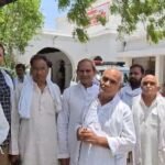 झांसी-जालौन लिंक एक्सप्रेस-वे: मुआवजे को लेकर भड़के किसान, सर्किल रेट बढ़ाने की मांग को लेकर जिलाधिकारी को सौंपा ज्ञापन जालौन कलेक्ट्रेट परिसर में जिलाधिकारी को ज्ञापन सौंपते हुए ग्राम काबिलपुरा, तिमरो और फूलपुरा के असंतुष्ट किसान और सुरक्षाकर्मी।