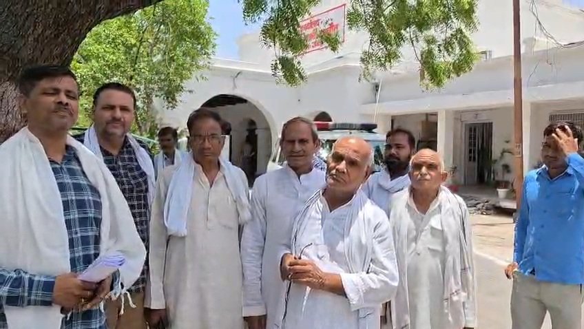 झांसी-जालौन लिंक एक्सप्रेस-वे: मुआवजे को लेकर भड़के किसान, सर्किल रेट बढ़ाने की मांग को लेकर जिलाधिकारी को सौंपा ज्ञापन news image जालौन कलेक्ट्रेट परिसर में जिलाधिकारी को ज्ञापन सौंपते हुए ग्राम काबिलपुरा, तिमरो और फूलपुरा के असंतुष्ट किसान और सुरक्षाकर्मी।