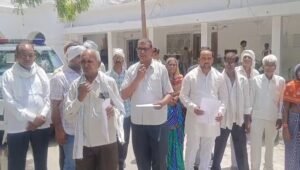 जालौन के पहाड़गांव में खाली बर्तन लेकर खड़ीं ग्रामीण महिलाएं और 800 मीटर दूर से पानी लाते बच्चे, जो जल संकट को लेकर विरोध प्रदर्शन कर रहे हैं।