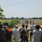 जालौन में सनसनीखेज वारदात: ट्यूबवेल पर सो रहे 75 वर्षीय वृद्ध किसान की निर्मम हत्या, सिर और चेहरे पर वार कर उतारा मौत के घाट जालौन के गोहन थाना क्षेत्र के पृथ्वीपुरा गांव में ट्यूबवेल पर वृद्ध किसान की हत्या के बाद जांच पड़ताल करती उत्तर प्रदेश पुलिस और मौके पर जुटी ग्रामीणों की भीड़।