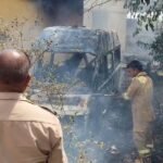 जालौन: कोंच सीएचसी परिसर में खड़ी कंडम एम्बुलेंस में लगी भीषण आग, मची अफरा-तफरी जालौन के कोंच सामुदायिक स्वास्थ्य केंद्र (CHC) परिसर में खड़ी एक पुरानी एम्बुलेंस में लगी भीषण आग और आसमान में उठता काला धुआं।