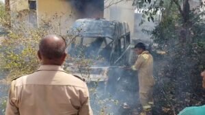 जालौन के कोंच सामुदायिक स्वास्थ्य केंद्र (CHC) परिसर में खड़ी एक पुरानी एम्बुलेंस में लगी भीषण आग और आसमान में उठता काला धुआं।